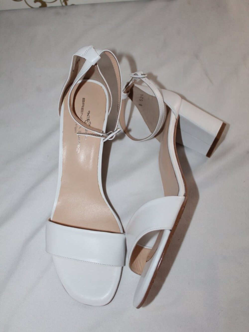 NWB Brenda Zaro White Leather Chunk Heel Ankle Strap Sandals 41.5